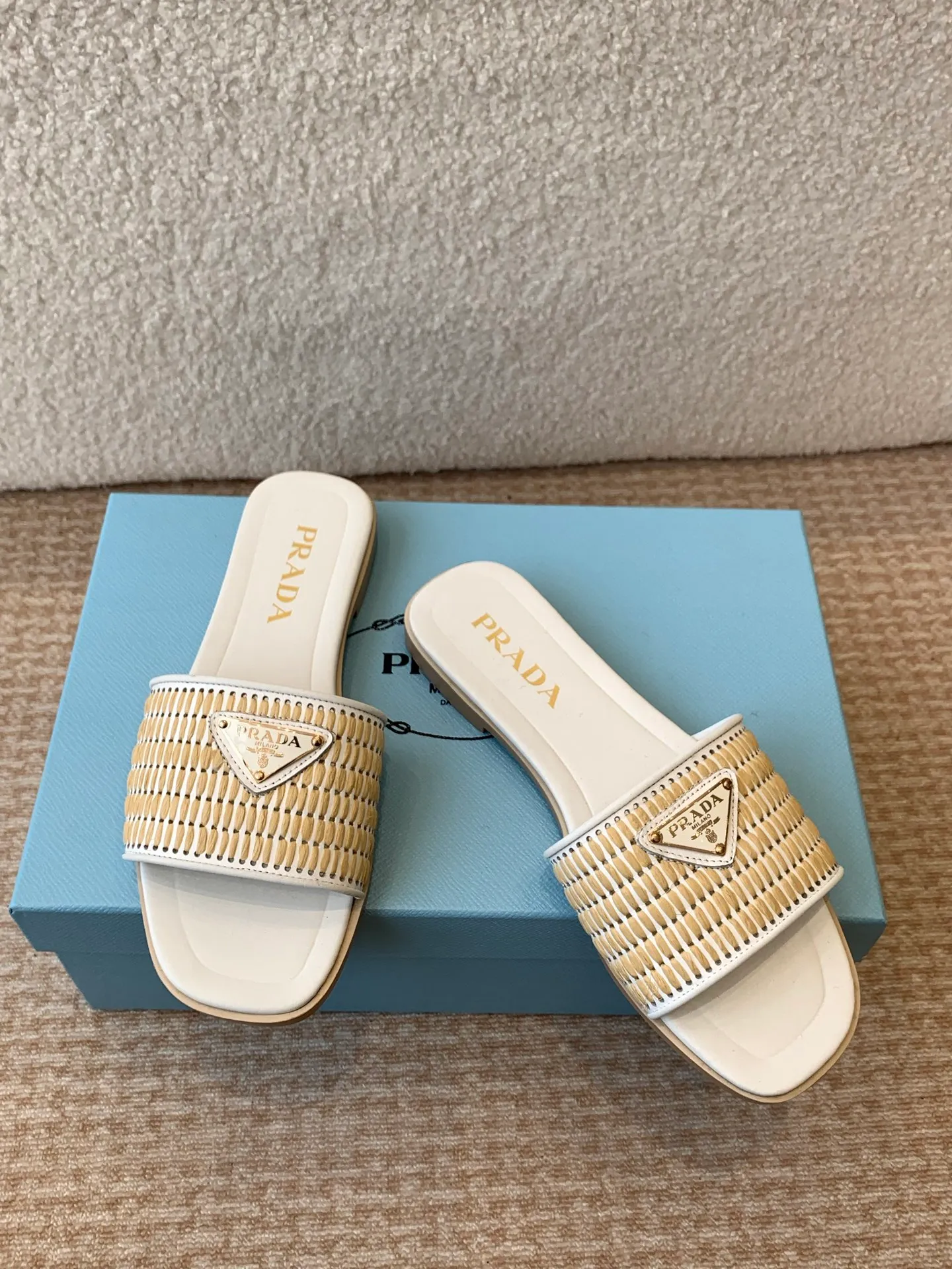 👟👟Ex-factory price 420👟👟 Prada 25ss new spring and summer Prada woven slippers Modern lines and original architectural volumes define these complex charms. The iconic geometric shape of the Prada triangle inspires the heel design, highlighting the taper and soft curves with a unique modern touch.  Upper: original woven upper, lining cowhide, outsole: Italian genuine leather outsole Size: #35-42 (40, 41, 42 customized, non-refundable)